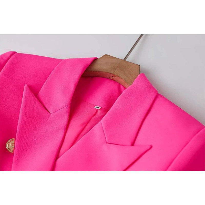Vista frontal da gola do blazer feminino rosa com cinto na cintura e acabamento elegante