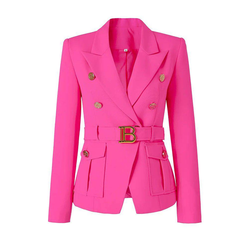 Detalhe do bolso com aba e botão dourado no blazer feminino rosa com cinto