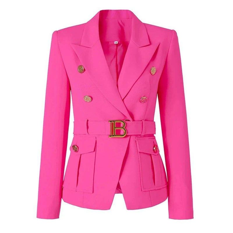 Detalhe da fivela dourada em formato de letra B no cinto de blazer feminino rosa vibrante com botões dourados