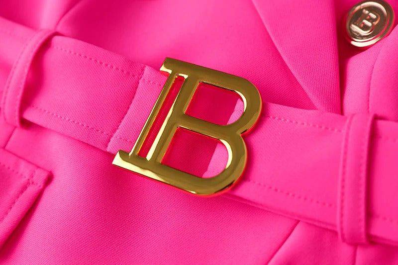 Visual completo do blazer feminino rosa com cinto e botões dourados em estilo alfaiataria moderno