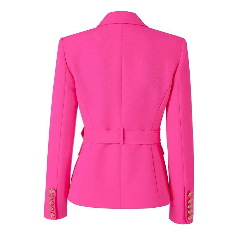 Blazer feminino rosa vibrante com cinto e fivela dourada em formato de B, estilo alfaiataria com botões dourados