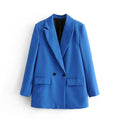 Blazer feminino social básico azul sobre fundo branco em cabide