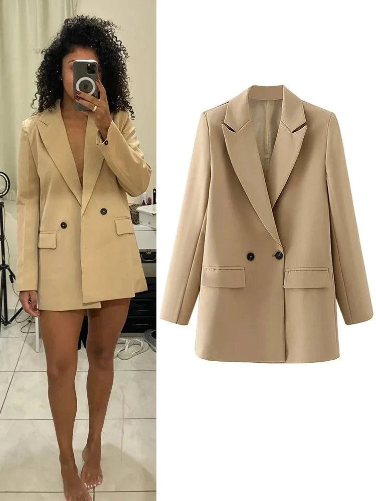 Mulher usando blazer feminino social básico bege elegante