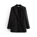 Blazer feminino social básico preto pendurado em cabide