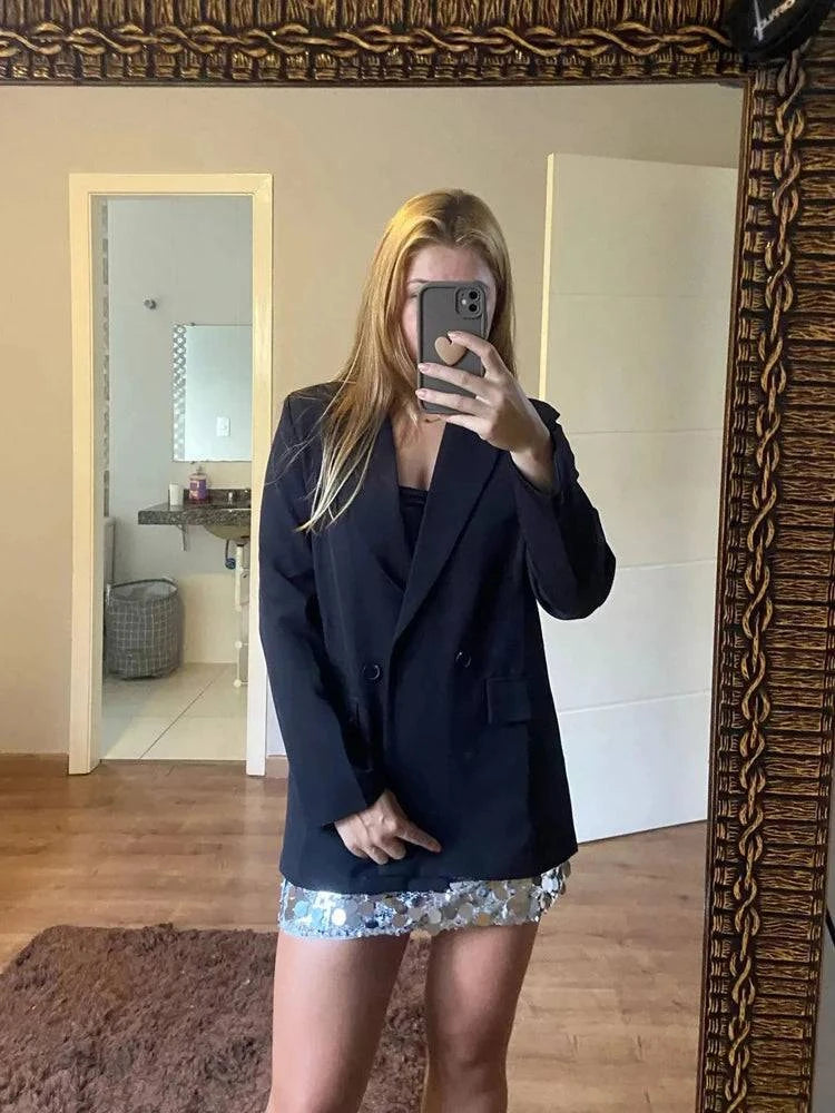 Mulher usando blazer feminino social básico preto com look casual