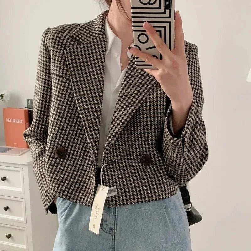 Blazer feminino vintage pied-de-poule com dourado, look frontal casual com jeans