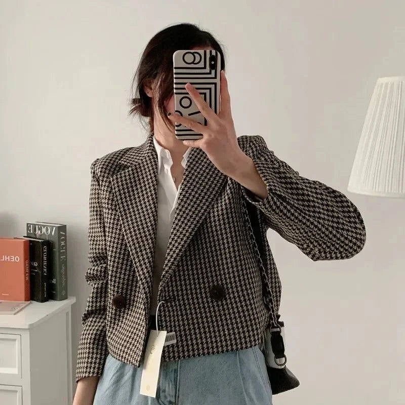 Blazer feminino vintage pied-de-poule com dourado usado com camisa branca e jeans