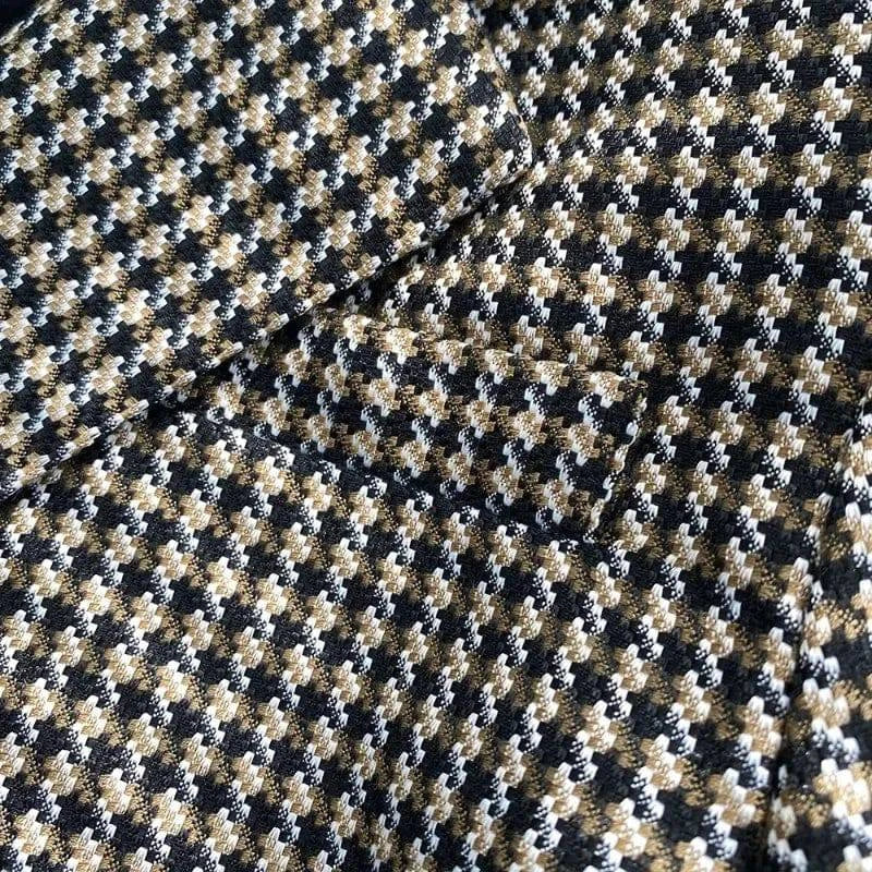 Close no tecido pied-de-poule com fios dourados do blazer feminino vintage