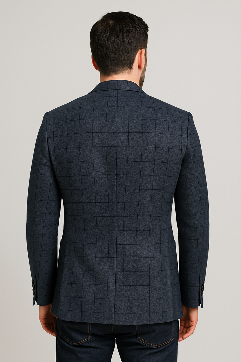 Vista traseira do blazer slim masculino azul marinho sendo usado por modelo