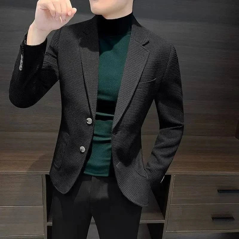 Blazer slim masculino preto com textura discreta, botão prateado e visual minimalista.
