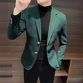 Blazer slim masculino verde escuro com dois botões dourados, ideal para eventos sociais.