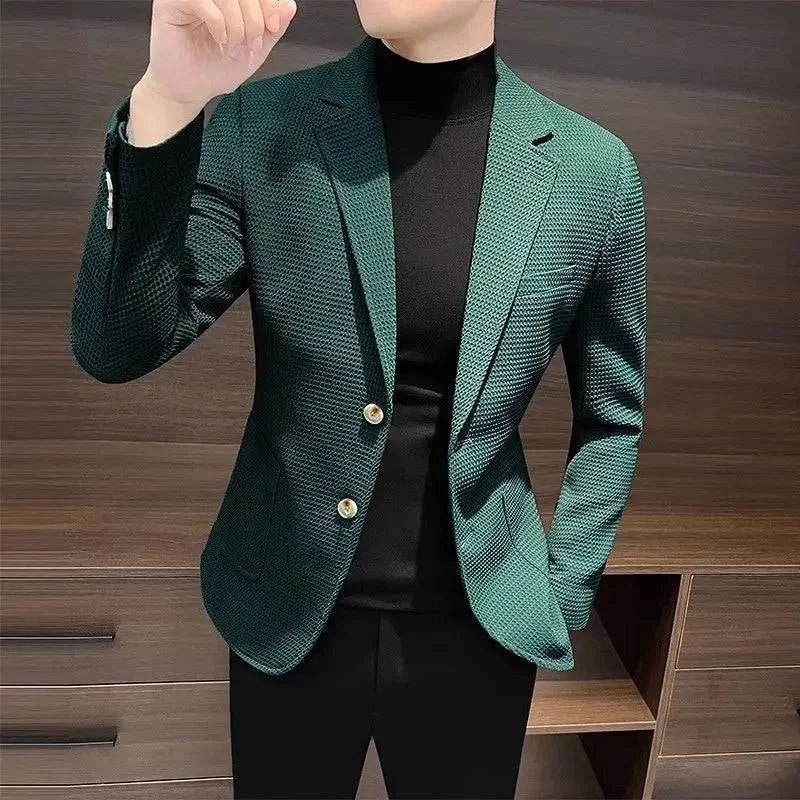 Blazer slim masculino verde escuro com dois botões dourados, ideal para eventos sociais.