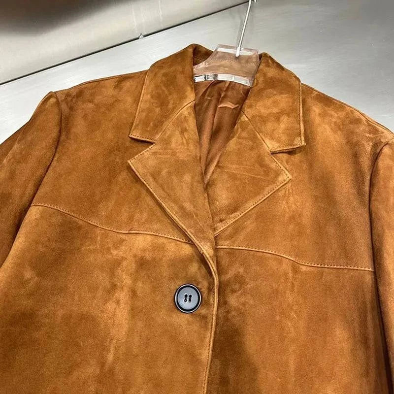 Blazer social feminino em camurça marrom com detalhe da gola e botão