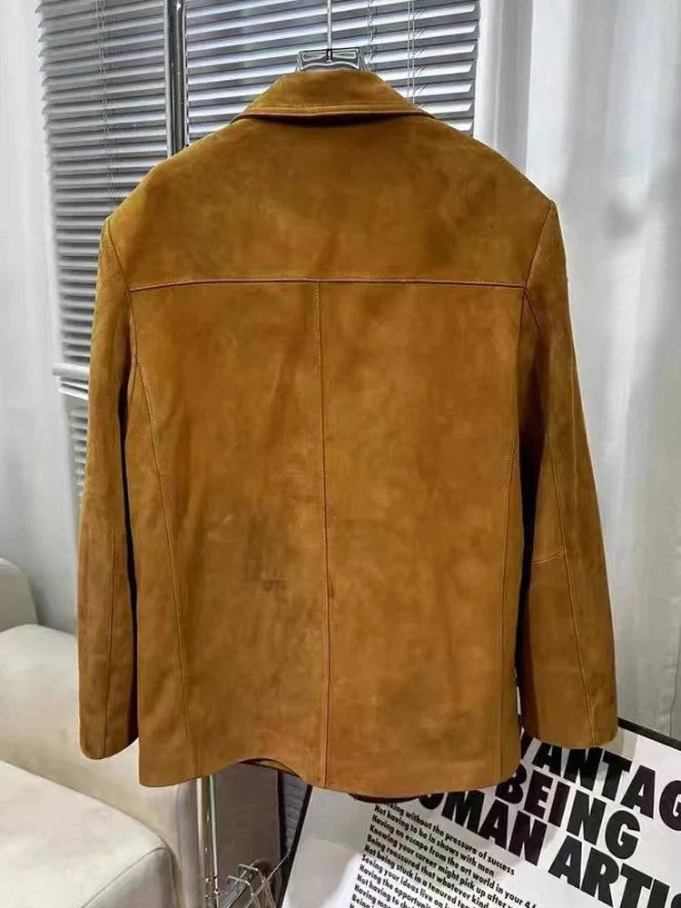Parte traseira do blazer social feminino de camurça marrom