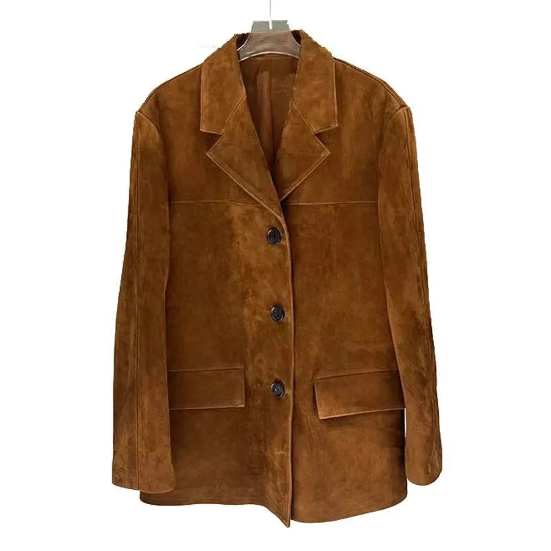 Vista frontal de blazer feminino marrom em camurça com fechamento em botão