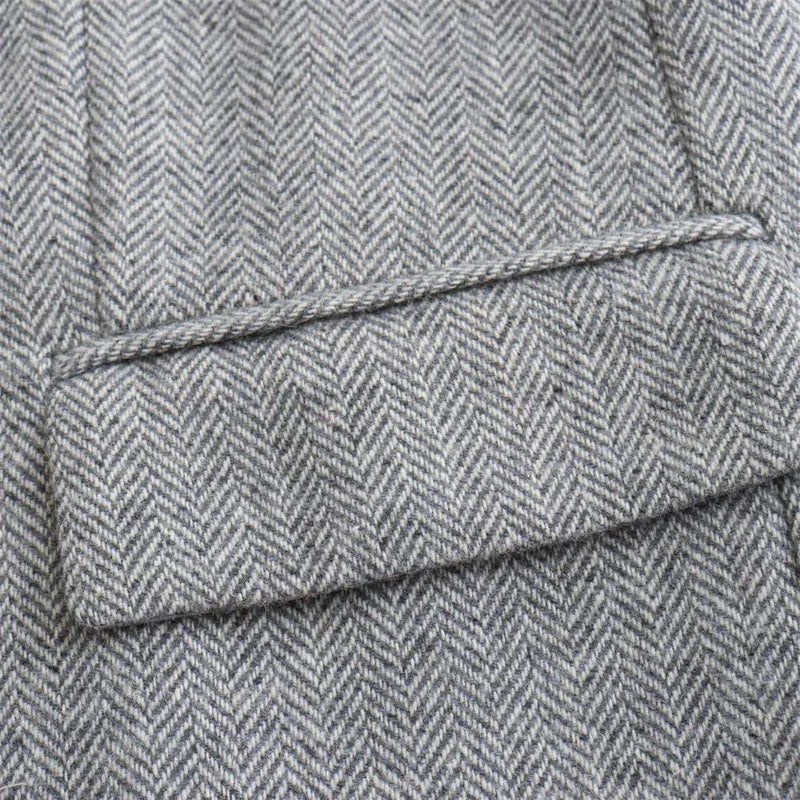 Detalhe do bolso do Blazer Social Feminino Cinza em tecido com padrão espinha de peixe, ideal para looks elegantes.