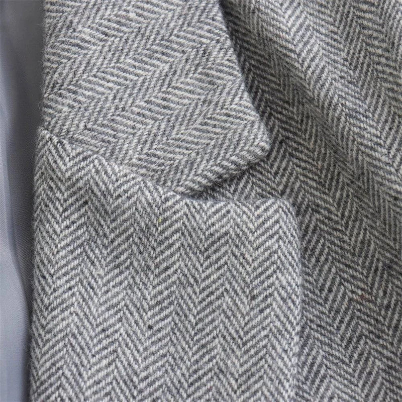 Detalhe da costura e lapela do Blazer Social Feminino Cinza, realçando o acabamento refinado da peça.