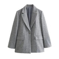 Frente do Blazer Social Feminino Cinza com fechamento por botão único, ideal para ocasiões formais e de trabalho.