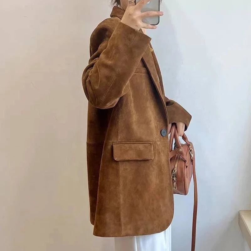 Blazer feminino couro carneiro marrom claro com bolsa de mão