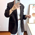 Blazer feminino de couro carneiro marrom escuro, modelo com cinto branco