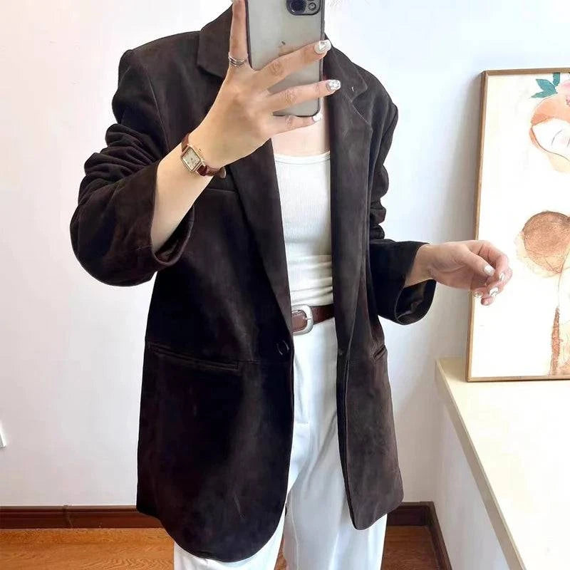 Blazer feminino de couro carneiro marrom escuro, modelo com cinto branco