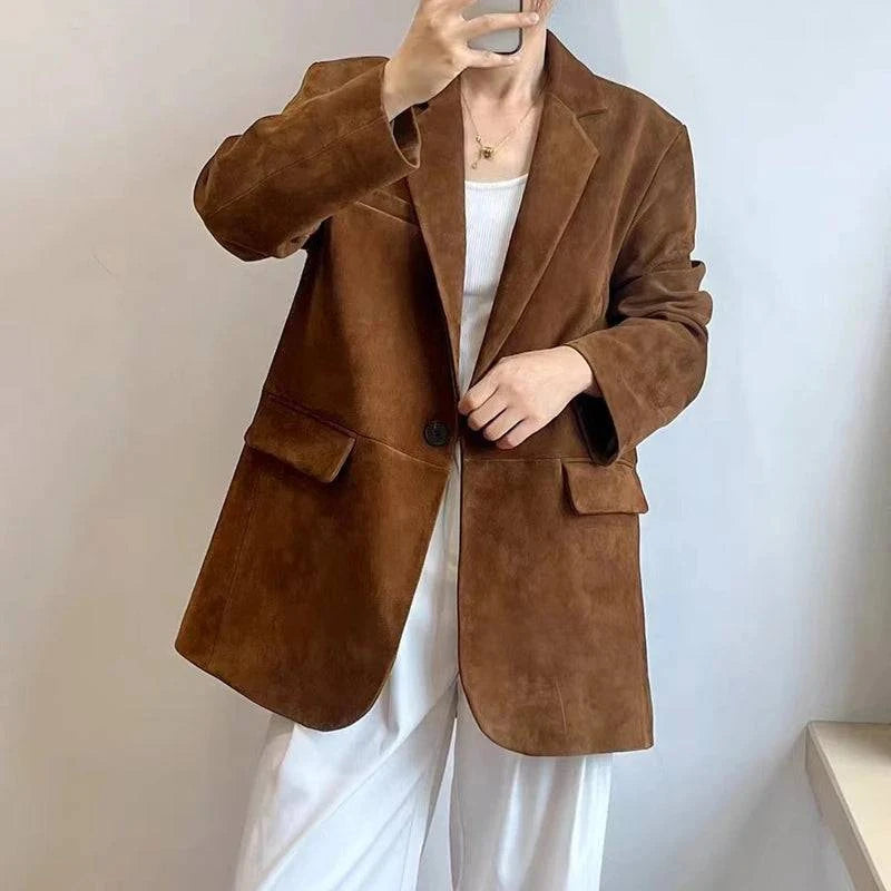 Blazer feminino social de couro carneiro marrom claro, modelo posando