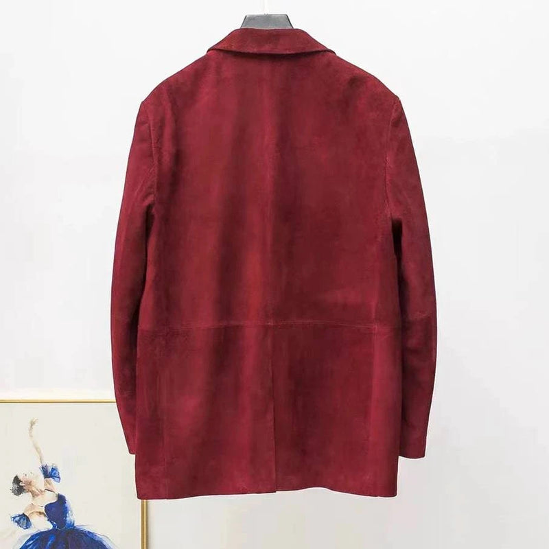 Blazer social feminino de couro carneiro vinho, pendurado de costas