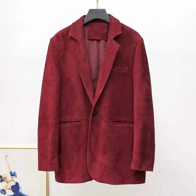 Blazer social feminino de couro carneiro vinho, pendurado de frente