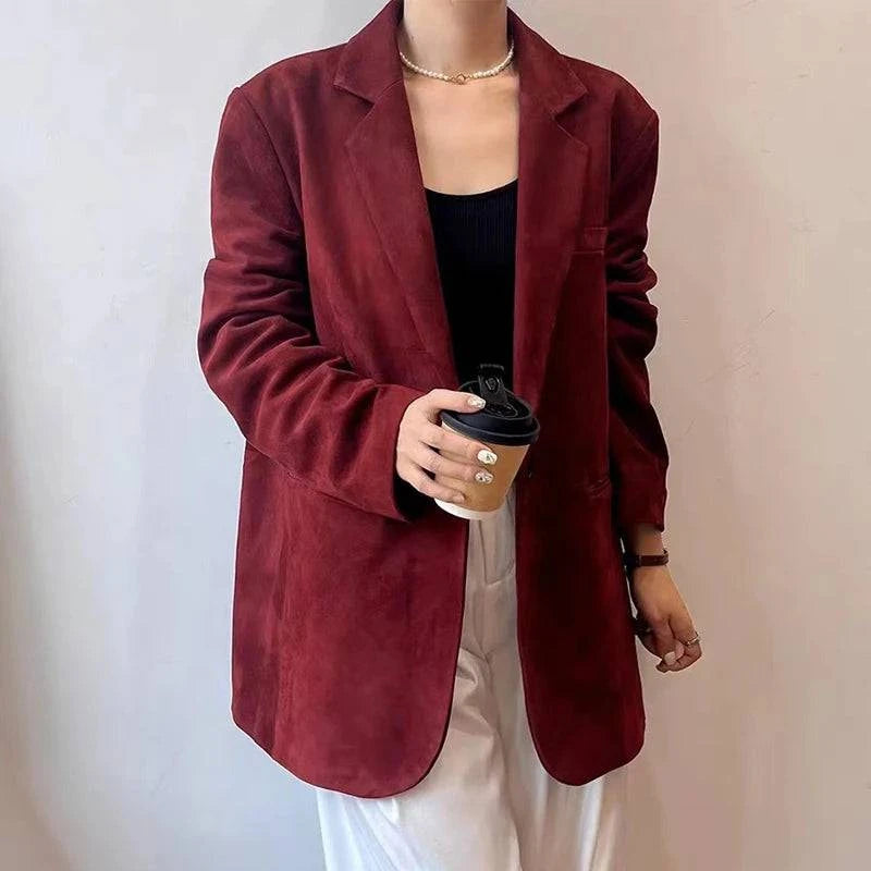 Blazer feminino social de couro carneiro vinho, modelo segurando café