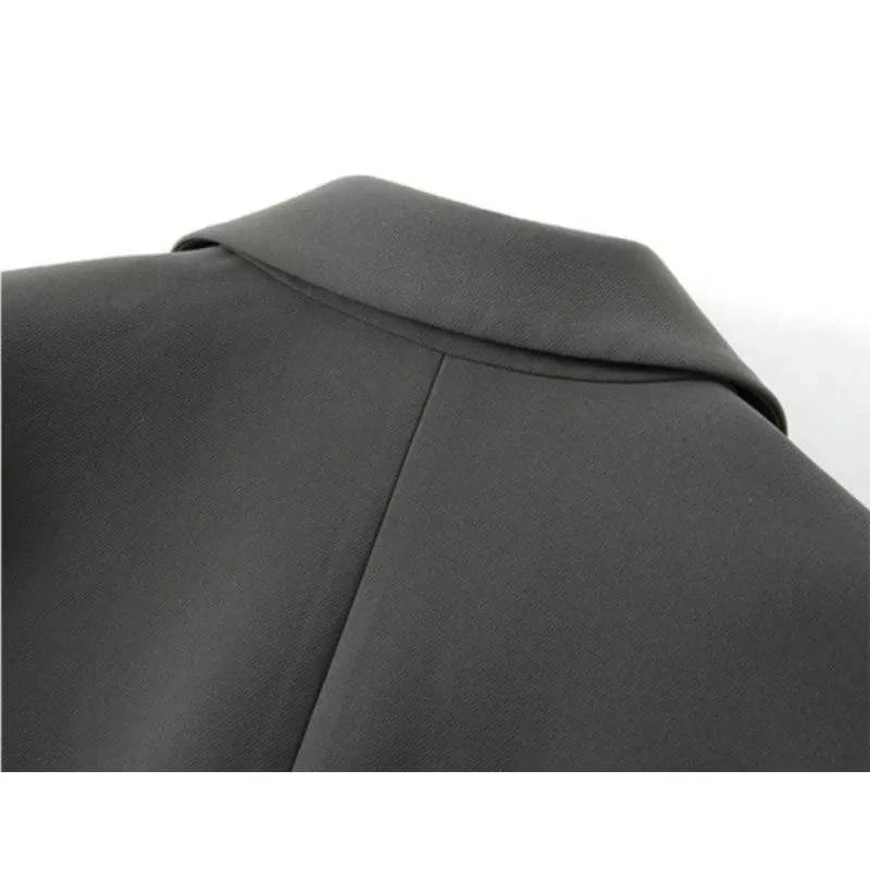Detalhe das costas do blazer social feminino cinza, evidenciando costura e tecido liso
