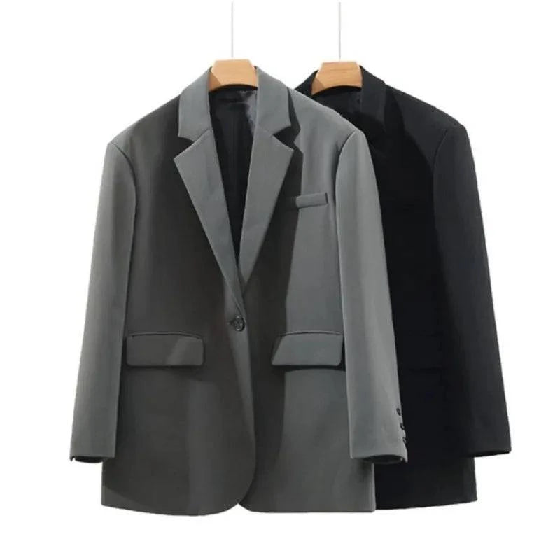 Detalhe do blazer social feminino cinza, evidenciando costura e tecido liso