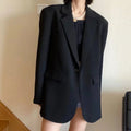 Blazer social feminino liso preto em modelo, com caimento reto e visual elegante