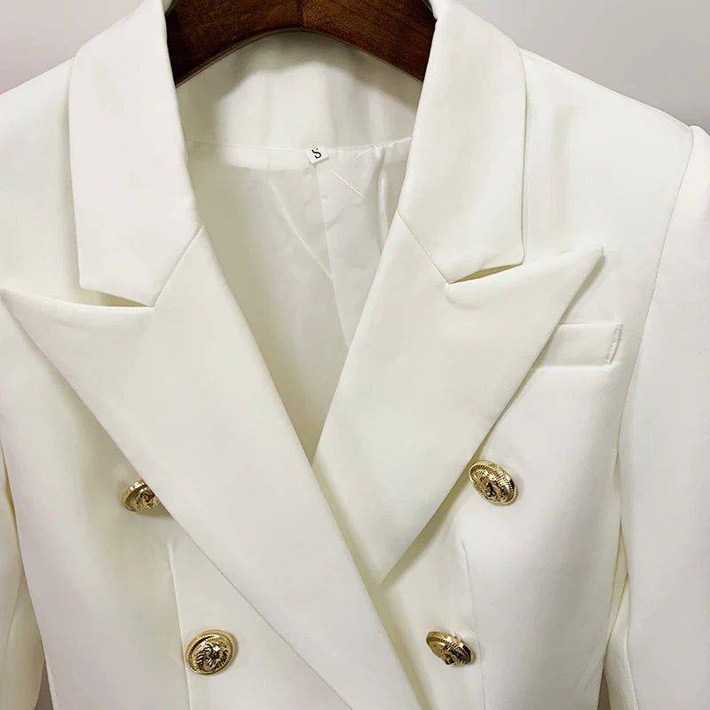 Close na gola e lapela do blazer bege Majesko, mostrando detalhes da costura e dos botões