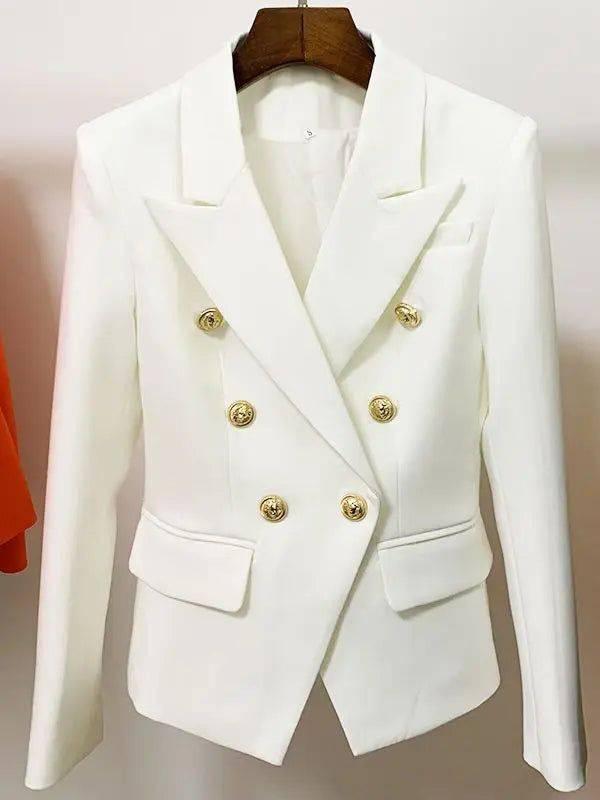Blazer social feminino Majesko bege com botões dourados, em exposição frontal em cabide