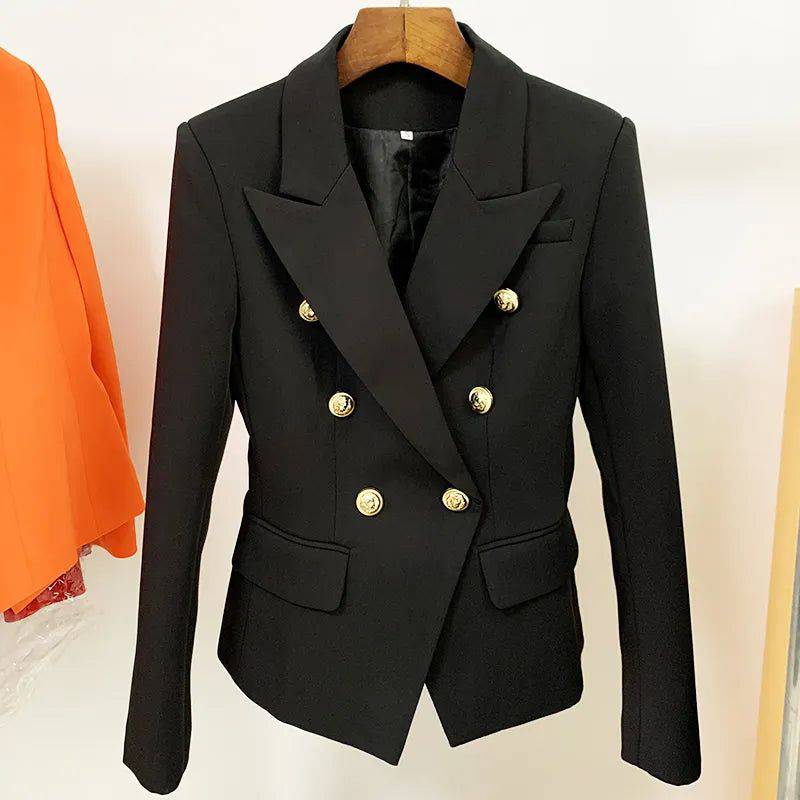 Blazer Majesko preto pendurado em cabide, exibindo design estruturado e botões dourados