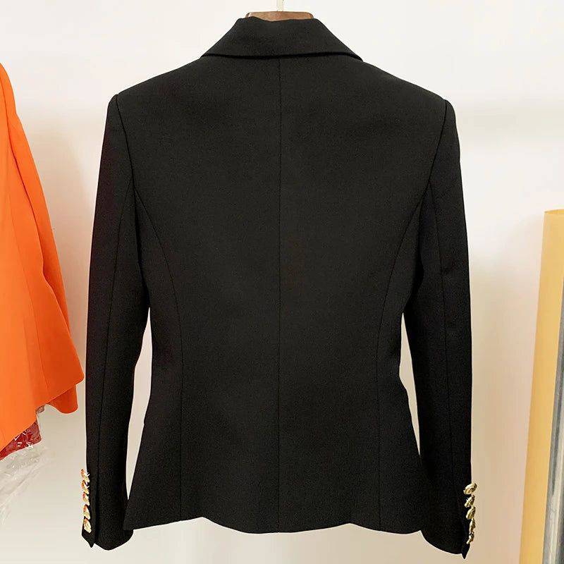 Parte traseira do blazer preto Majesko, com recortes sob medida e acabamento refinado
