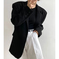 Blazer social feminino preto em look minimalista com calça branca