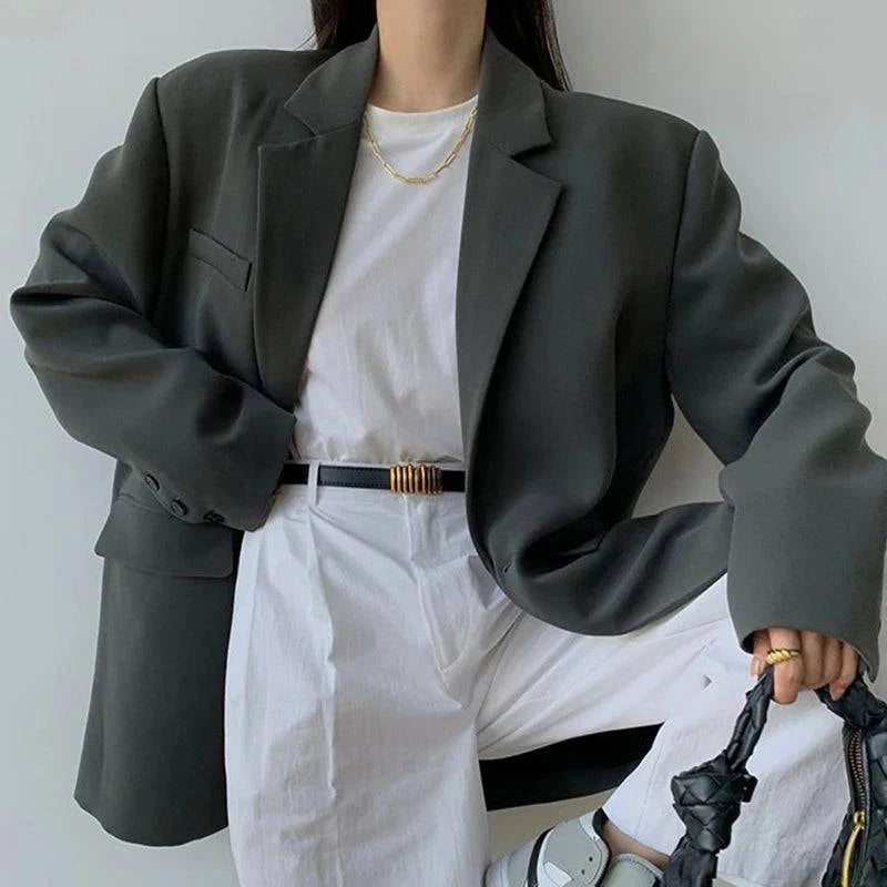 Blazer social feminino cinza escuro com cinto dourado e calça branca
