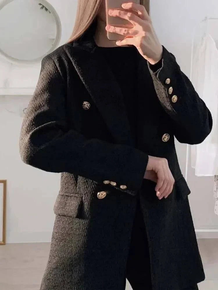 Detalhe do blazer social feminino preto com botões dourados e acabamento texturizado