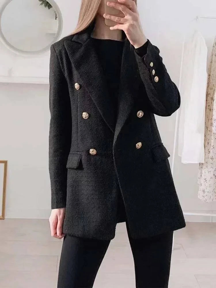 Blazer social feminino preto com botões dourados em tecido estruturado