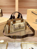 Bolsa baú feminina bege com monograma, bolso bordado leão dourado e alça transversal marrom