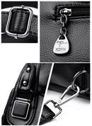 Detalhes da bolsa Province: fivela prateada, charm com logo, botões de metal e fechamento em gancho.
