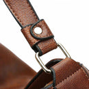 Detalhe do ajustador e argola de metal da alça de bolsa de couro marrom