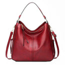 Bolsa feminina de couro vermelho com alça de ombro e bolsos laterais