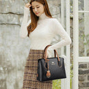 Mulher com blusa de gola alta creme e saia xadrez marrom segurando bolsa de couro preta com alças marrons