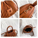 Bolsa bucket marrom texturizada com detalhe de fecho quadrado, alças e ferragens douradas