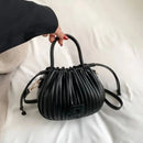 Bolsa bucket preta texturizada com alças duplas e detalhe franzido