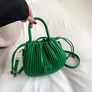 Bolsa bucket verde texturizada com alças duplas e alça transversal