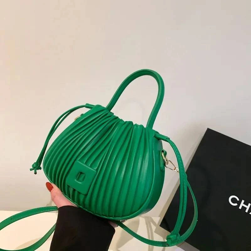 Bolsa Feminina Bucket Texturizada Bella Vitta verde. Design franzido, fecho quadrado. Alça de mão, alça transversal e ferragens douradas. Elegante e charmosa.