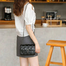 Bolsa clutch preta matelassê com alça de corrente